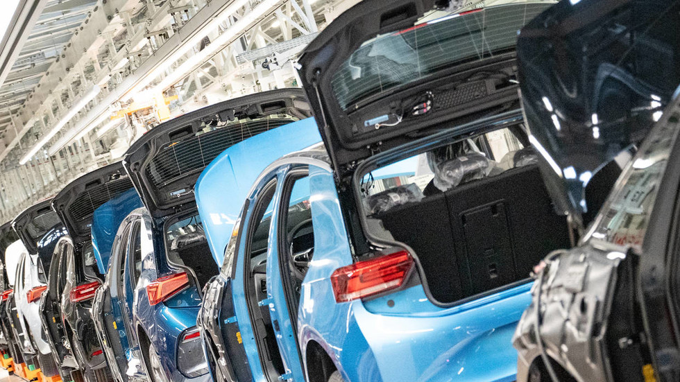 EÚ upustí od plánu postupného vyraďovania spaľovacích motorov, vyhlásil europoslanec