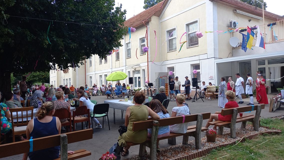 KLASOV: Krásne a požehnané Vianočné sviatky, veľa šťastia, zdravia a pohody do Nového roku, Vám želá starosta, poslanci Obecného zastupiteľstva a kolektív Obecného úradu. KLASOV: Krásne a požehnané Vianočné sviatky, veľa šťastia, zdravia a pohody do Nového roku, Vám želá starosta, poslanci Obecného zastupiteľstva a kolektív Obecného úradu.