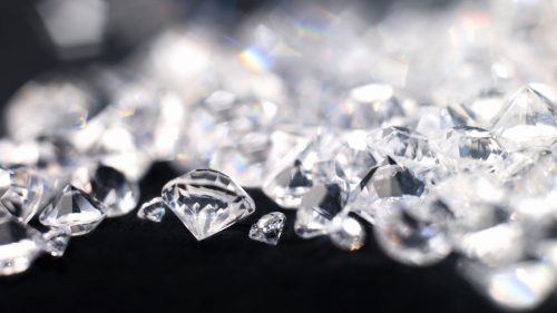 Pasažiera zadržali v členskom štáte EÚ s 11 000 diamantmi v príručnej batožine (FOTO)