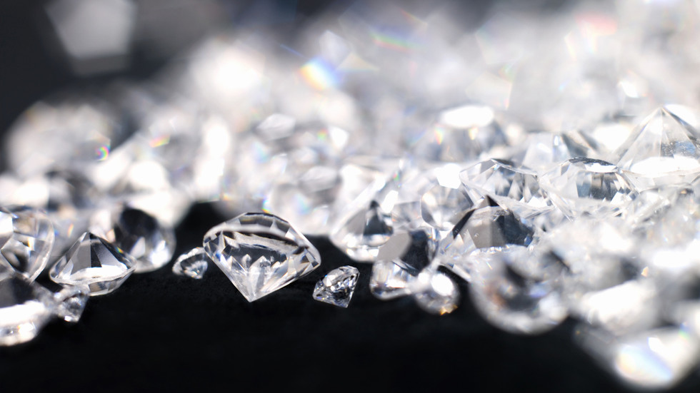 Pasažiera zadržali v členskom štáte EÚ s 11 000 diamantmi v príručnej batožine (FOTO)