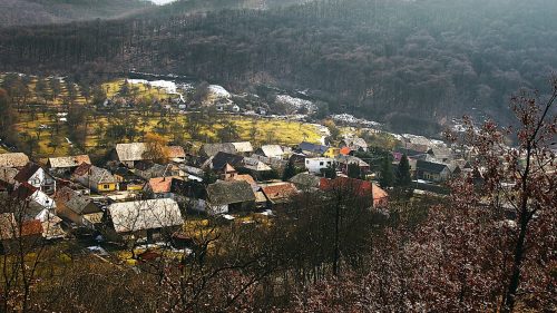 MEDOVARCE: Obec Medovarce sa nachádza v južnej časti Krupinskej planiny.