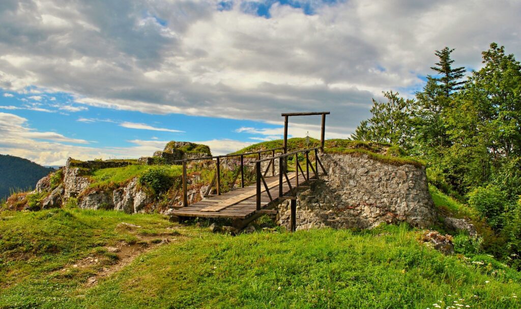LIPTOVSKÁ SIELNICA: V roku 1463 získala od kráľa Mateja Korvína výsady slobodného mestečka. LIPTOVSKÁ SIELNICA: V roku 1463 získala od kráľa Mateja Korvína výsady slobodného mestečka.
