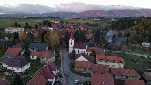 JAMNÍK: Podľa písomných dokladov obec Jamník vznikla na zvykovom práve najneskôr v prvej polovici 13. storočia, možno aj skôr.