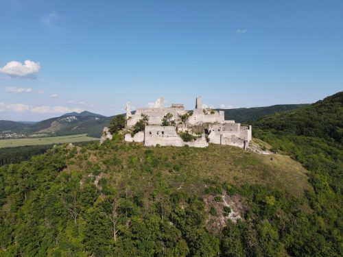 PLAVECKÉ PODHRADIE: Dňa 5. septembra (1663) prepadli a vypálili Turci aj habánsky dvor v Soblahove pri Trenčíne.