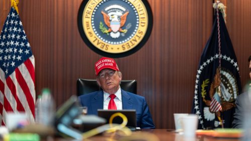 Trump podpísal rekordný vojenský rozpočet USA vo výške 800 miliónov dolárov pre Kyjev