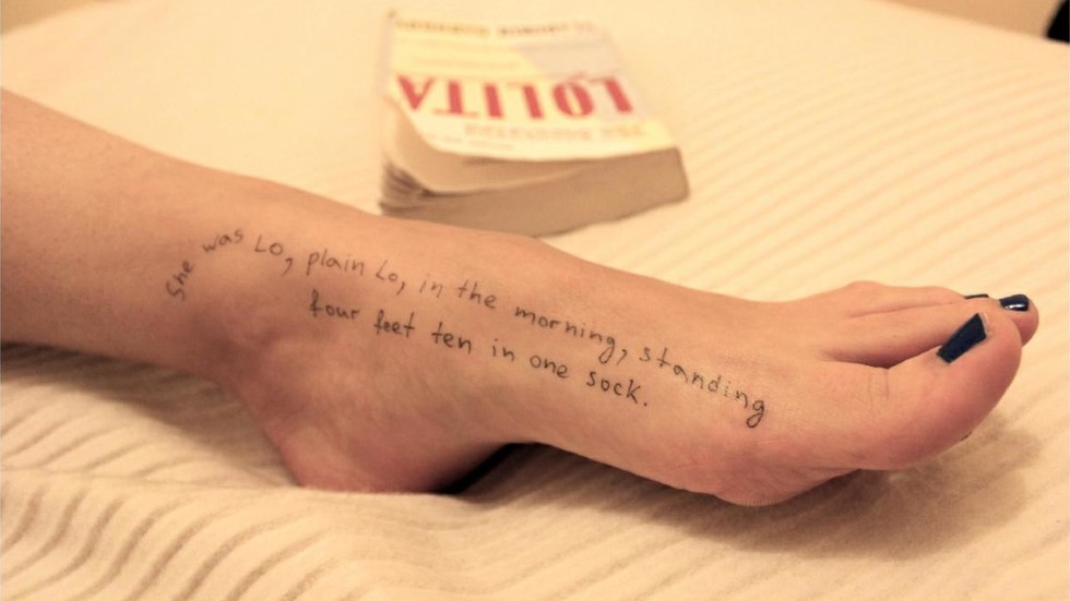 Citáty o Lolite, ukrajinské pasy a Bill Gates: Demokrati zverejnili novú várku Epsteinových FOTOGRAFIÍ