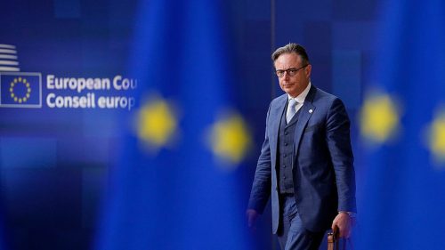 Belgický premiér sa pomstil za útočný článok v Politico (VIDEO)