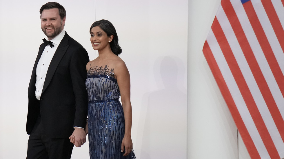 Vance hovorí kritikom svojej manželky, aby „jedli hovno“