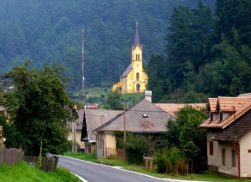 SMOLNÍCKA HUTA: Obec patrí do regiónu Spiš a nachádza sa v údolí riečky Smolník v južnej časti okresu Gelnica.