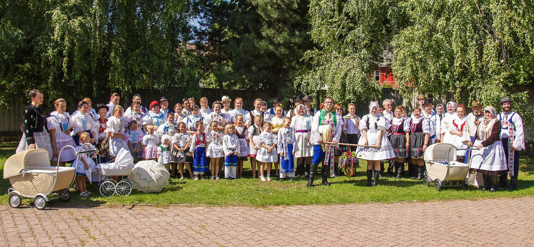 SMRDÁKY: Názov kúpeľov Smrdáky je odvodený od zápachu minerálnej vody. SMRDÁKY: Názov kúpeľov Smrdáky je odvodený od zápachu minerálnej vody.