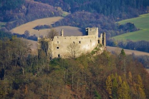 POČAROVÁ: Obec v okrese Považská Bystrica.