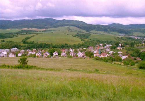RICHVALD: Obec Richvald sa nachádza v severovýchodnej časti Slovenska, na území horného Šariša, 10 km juhozápadne od Bardejova.
