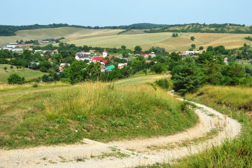 NEPORADZA: Obec Neporadza vznikla v r. 1960 zlúčením Bošianskej a Rožňovej Neporadze.