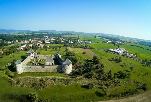 BZOVÍK: Opevnený kláštor.