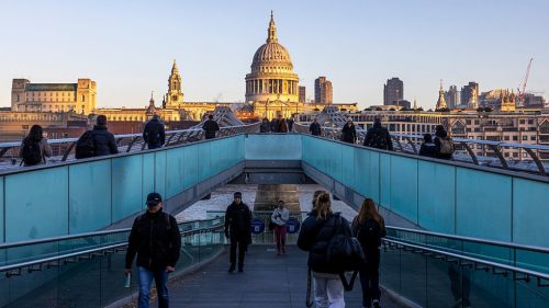 Briti chudobnejú – správa