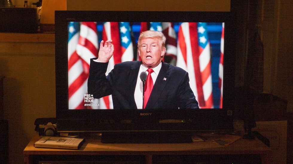 Britského učiteľa „prirovnali k teroristovi“ za to, že študentom ukázal videá s Trumpom – Telegraph