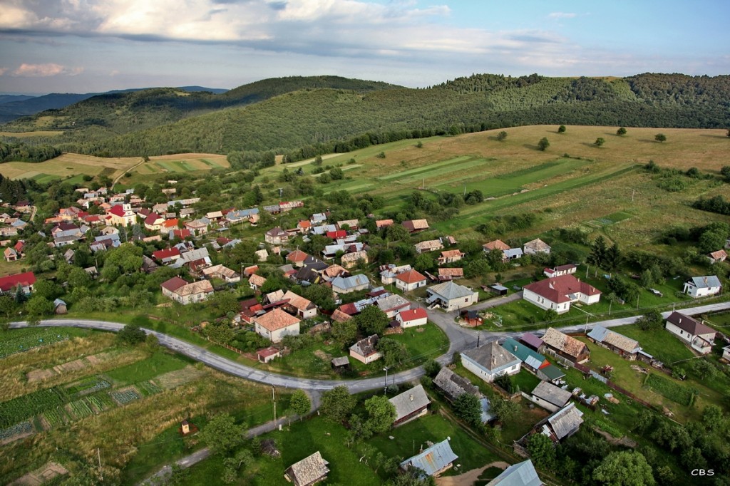 ŠOLTÝSKA: Obec leží v údolí kde pramení potôčik, ktorý sa asi po 2 km vlieva do potoka Kokavka. ŠOLTÝSKA: Obec leží v údolí kde pramení potôčik, ktorý sa asi po 2 km vlieva do potoka Kokavka.