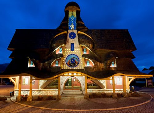 STARÁ BYSTRICA: V rámci rekonštrukcie námestia bol v obci postavený jeden z najmladších orlojov na svete, dokončený v roku 2009. Jeho autorom je významný slovenský sochár Viliam Loviška.