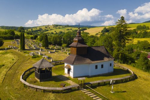 KALNÁ ROZTOKA: Pýchou obce je národná kultúrna pamiatka - gréckokatolícky drevený chrám svätého Jána Krstiteľa z roku 1750.