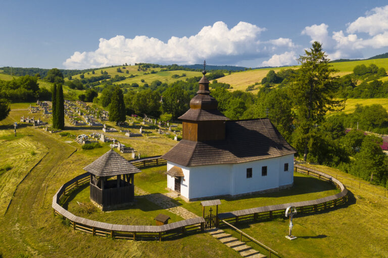 KALNÁ ROZTOKA: Pýchou obce je národná kultúrna pamiatka - gréckokatolícky drevený chrám svätého Jána Krstiteľa z roku 1750.