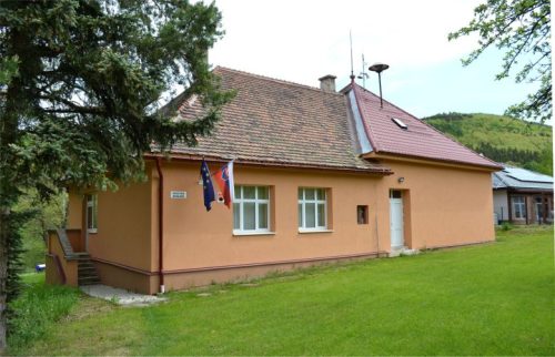 MICHALKOVÁ: Leží v doline potoka Burzovo v pohorí Javorie, časť Lomnianska vrchovina.