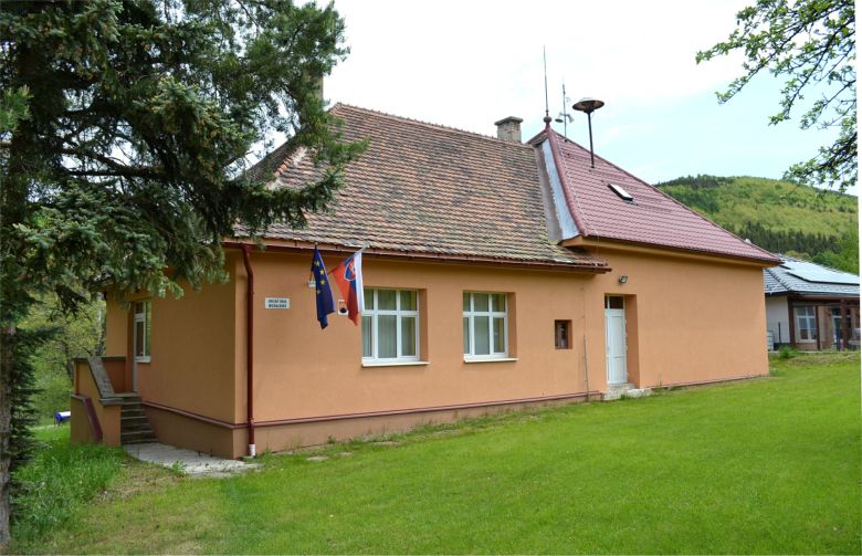 MICHALKOVÁ: Leží v doline potoka Burzovo v pohorí Javorie, časť Lomnianska vrchovina.