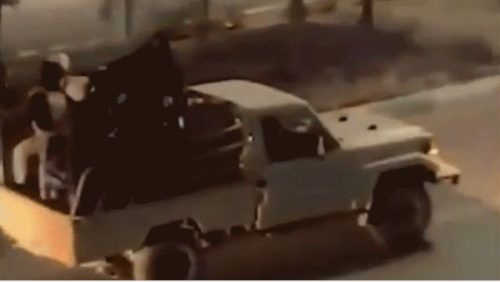 Ozbrojené milície strieľajú z ťažkých guľometov na teheránske ulice pri smrteľných nočných útokoch