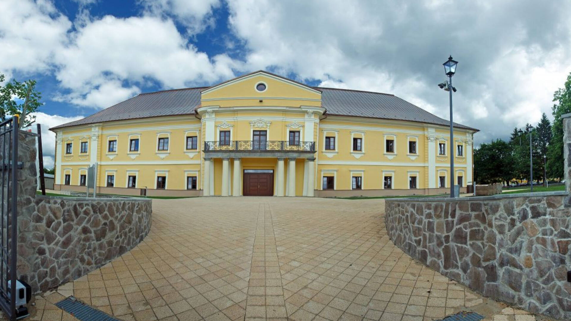 VYŠNÝ HRUŠOV: Obec Vyšný Hrušov sa nachádza 12 kilometrov od okresného mesta Humenné.