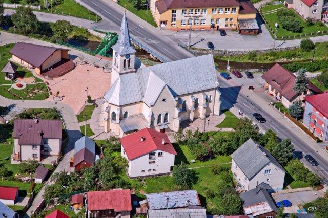 RAKOVÁ: Obec sa nachádza v stredozápadných Kysuciach (Raková, Staškov, Zákopčie), leží na rozhraní Javorníkov a Turzovskej vrchoviny v doline Horných Kysúc.