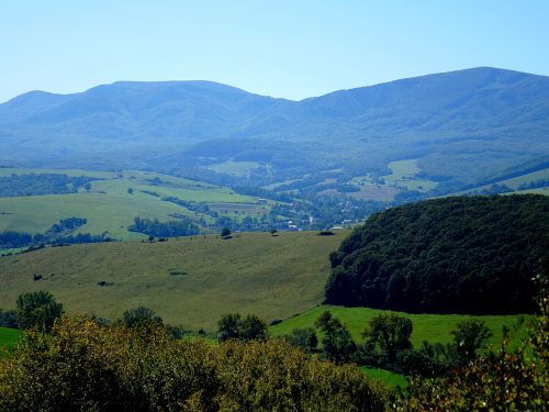 RADVANOVCE: Zaniknutý hrádok v lokalite Varačka, archeologická lokalita z obdobia stredoveku.