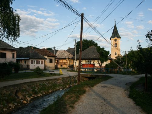 KOBELIAROVO: Obec Kobeliarovo, s počtom obyvateľov 440, sa nachádza v Slovenskom Rudohorí 18 km severozápadne od Rožňavy.