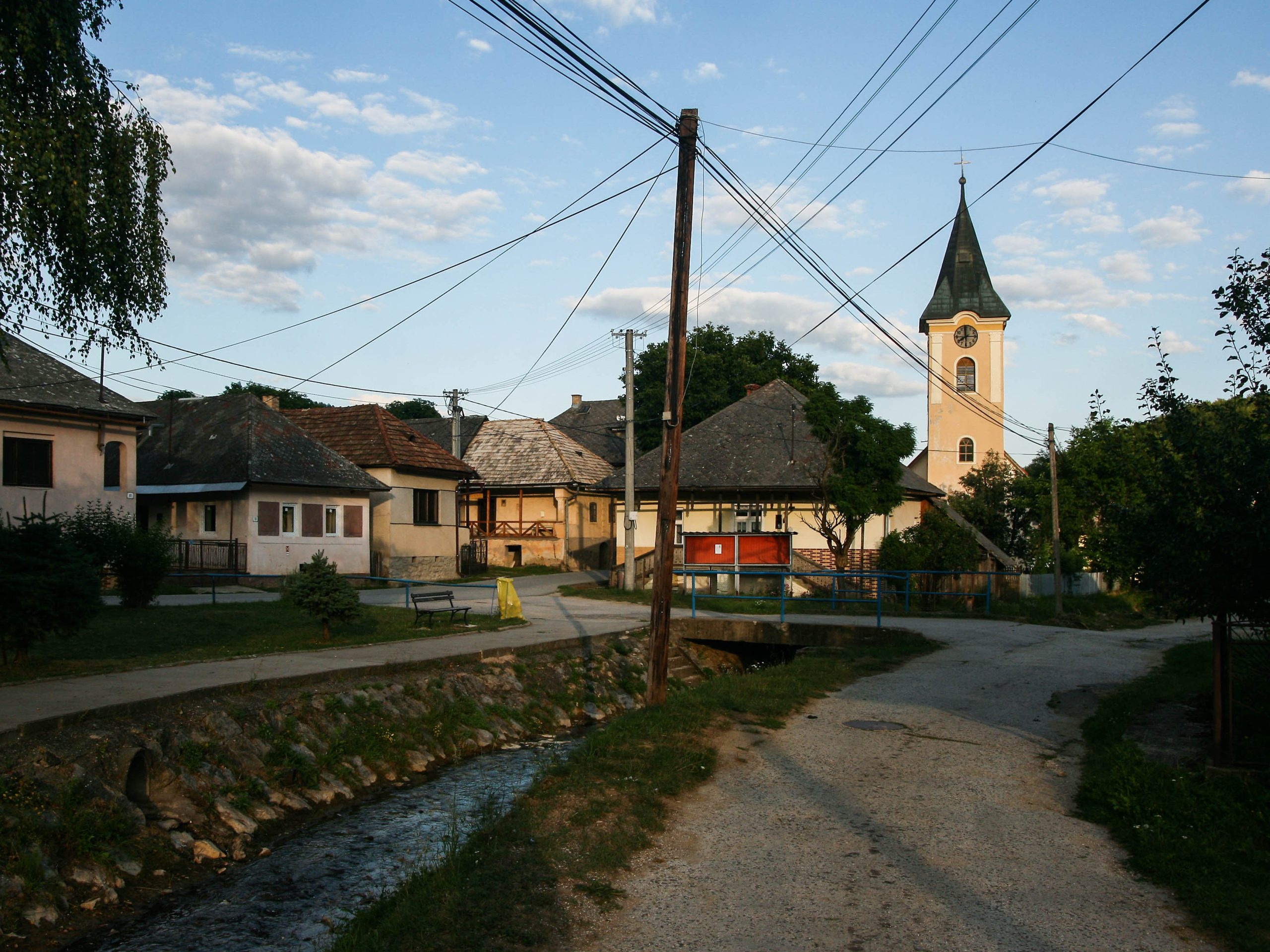KOBELIAROVO: Obec Kobeliarovo, s počtom obyvateľov 440, sa nachádza v Slovenskom Rudohorí 18 km severozápadne od Rožňavy.