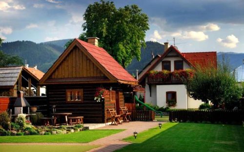 UHORSKÁ VES: Cez obec preteká rieka Váh a umelý vodný tok bez mena určený na zavlažovanie polí v pozadí obce, odrazený ešte v Liptovskom Jáne.