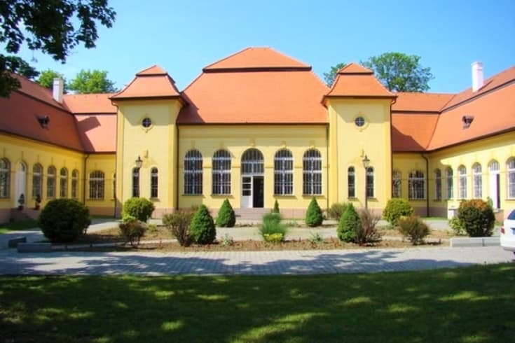 MALÉ KOZMÁLOVCE: 1. 1. 1986 boli Malé Kozmálovce pričlenené k mestu Tlmače a nastal úpadok neperspektívnej a zánikovej obce.