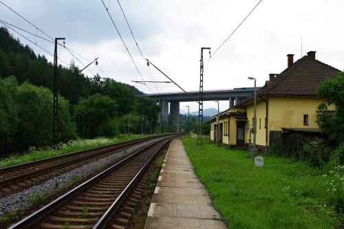 PODTUREŇ: Na ľavom brehu Váhu, priamo za hranicou katastrálneho územia, sa dvíhajú Nízke Tatry.