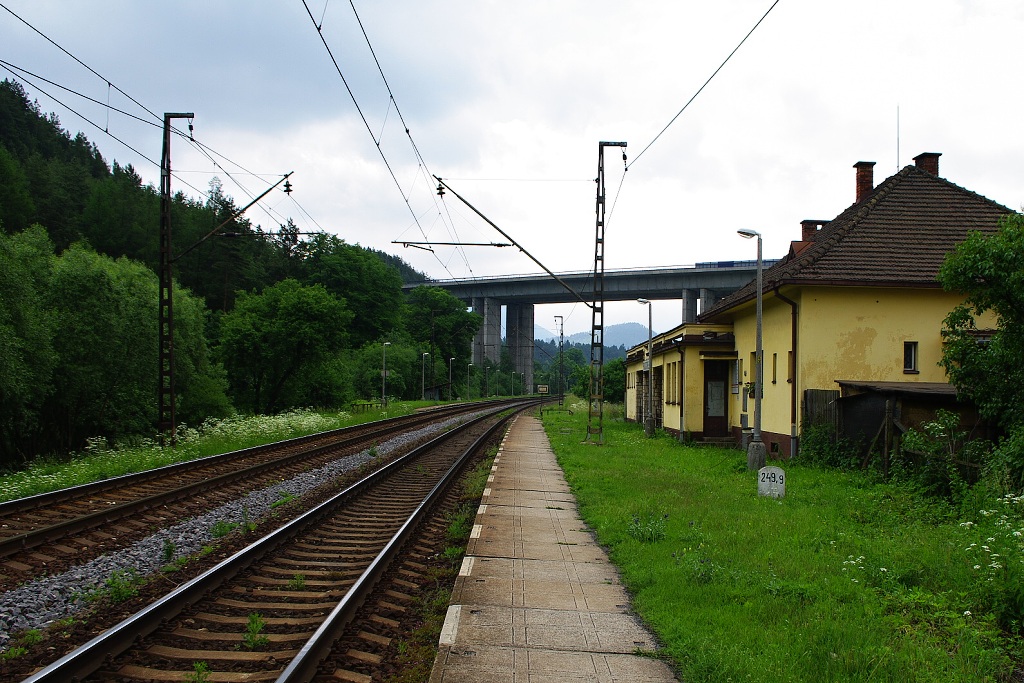 PODTUREŇ: Na ľavom brehu Váhu, priamo za hranicou katastrálneho územia, sa dvíhajú Nízke Tatry.
