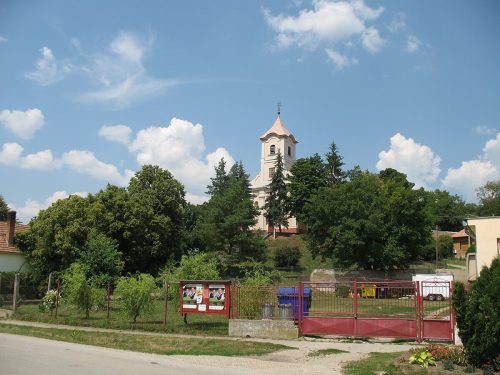 MALÁ NAD HRONOM: Obec je v okrese Nové Zámky.