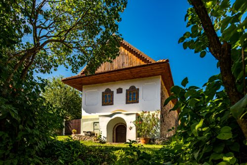 KRÁĽOVCE-KRNIŠOV: Obec je obklopená záhradami a lesmi.