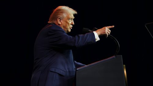 Trump signalizuje „veľmi silné možnosti“ proti Iránu