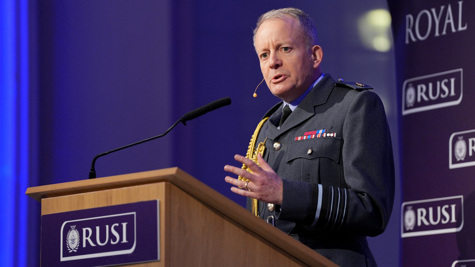 Šéf britskej armády ignoruje ruské varovania o nasadení vojsk na Ukrajine