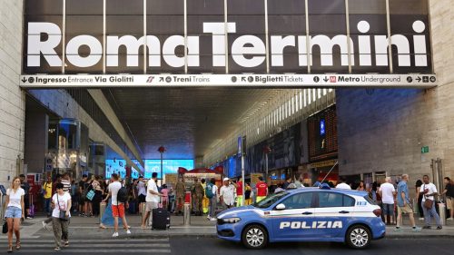 Médiá tvrdia, že dvaja migranti boli zatknutí po brutálnom útoku na úradníka talianskeho ministerstva.