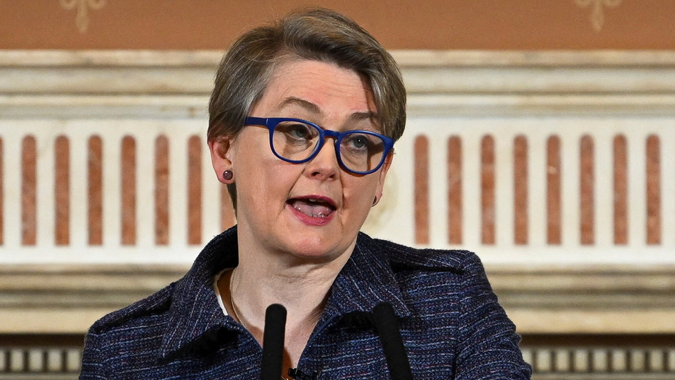 Spojené kráľovstvo vyzýva Západnú Európu, aby namiesto rokovaní s Ruskom vyzbrojila Ukrajinu