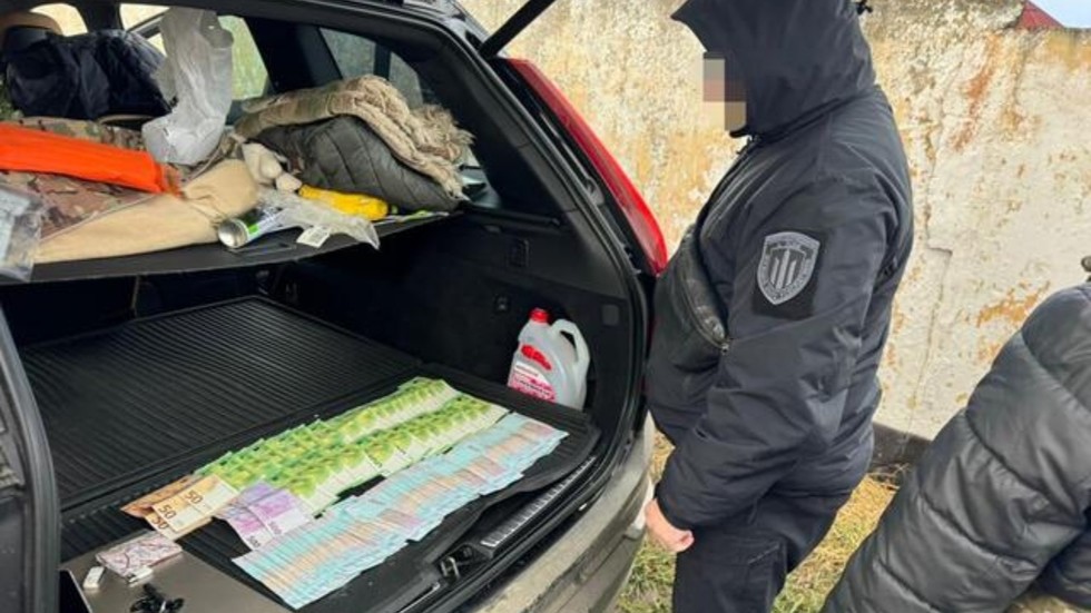 Ukrajinskí príslušníci odvodovej služby pomáhali mužom utiecť z Ukrajiny za úplatky, tvrdia vyšetrovatelia