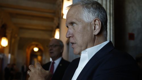 Trumpove nové clá na spojencov NATO spôsobili rozkol v Republikánskej strane