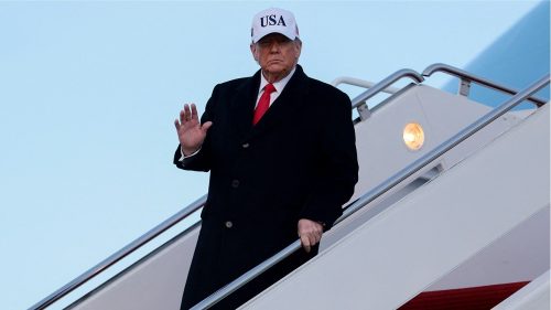 Air Force One sa krátko po vzlete otočil pred Trumpovou cestou do Švajčiarska