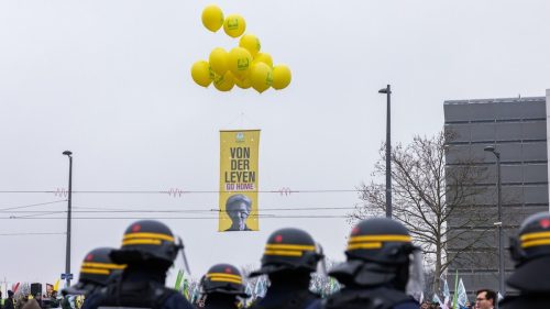 Dohoda o voľnom obchode EÚ pozastavená kvôli búrke farmárov