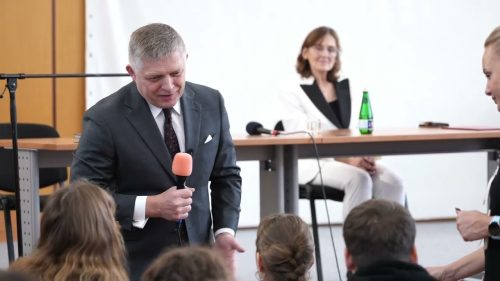 Zverejňujeme celý záznam z diskusie R. Fica so študentmi, aby všetci videli ako médiá krivia realitu