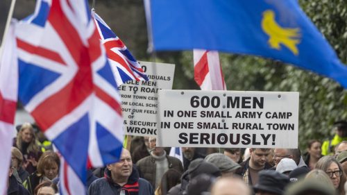 Tisíce ľudí protestujú proti novému migrantskému táboru v Spojenom kráľovstve