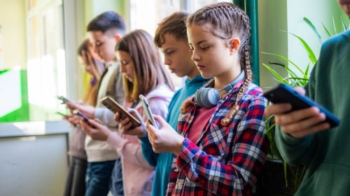 Francúzsko sa chystá zakázať sociálne siete pre maloletých