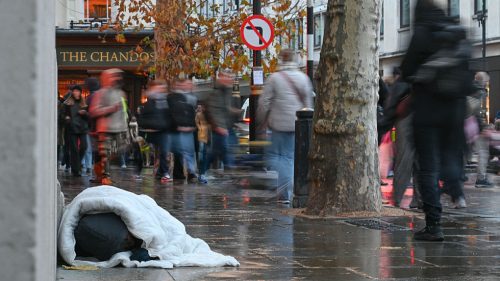 Miera extrémnej chudoby v Spojenom kráľovstve prudko stúpa, tvrdí štúdia